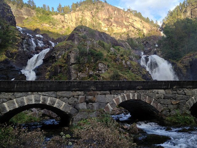 Один из примечательных водопадов в районе Одда.